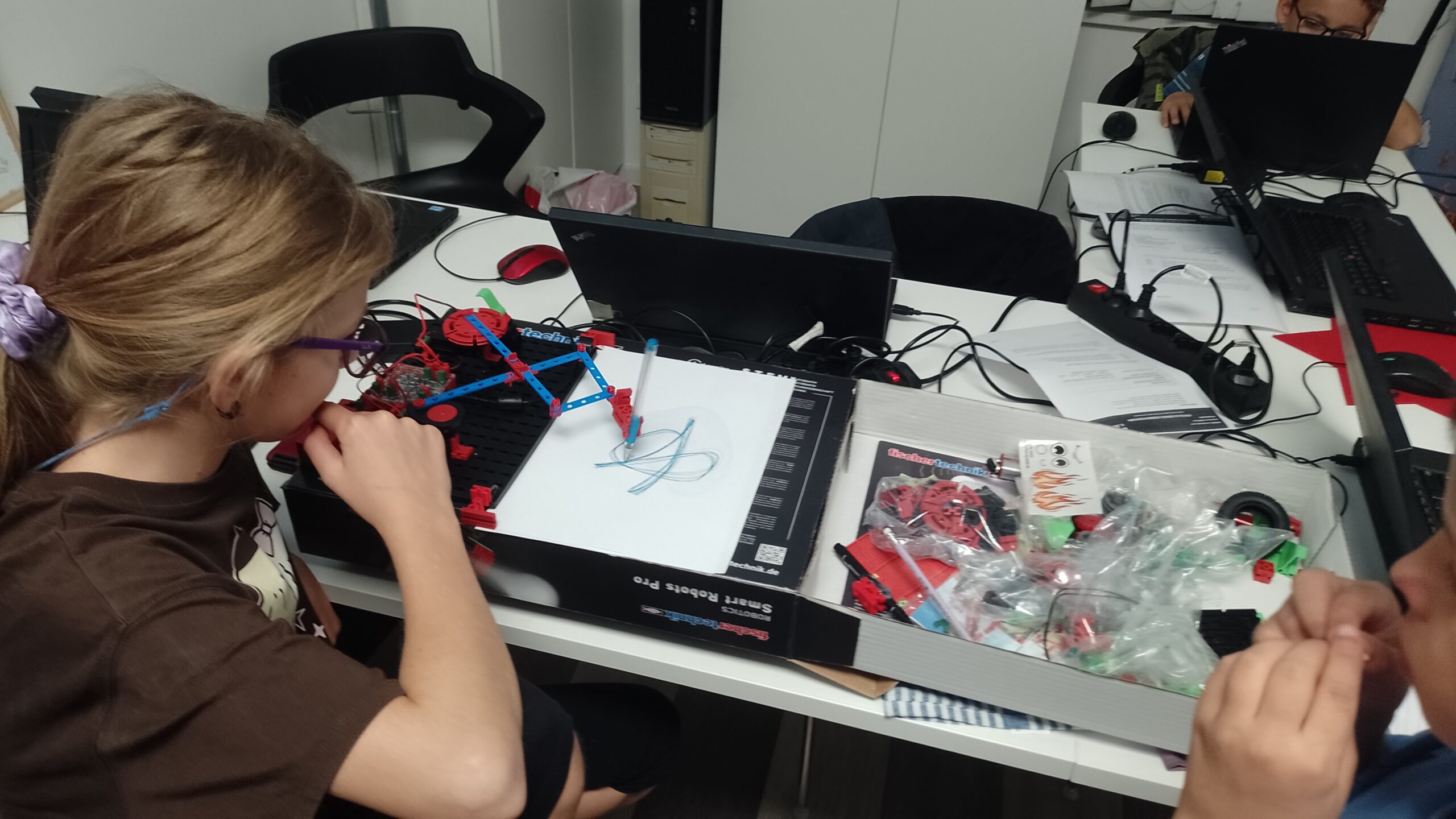 Sastavljamo i programiramo robota koji crta